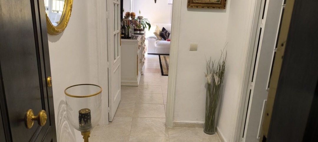 EXCLUSIVO APARTAMENTO REFORMADO EN EL CENTRO DE MARBELLA, A UN PASO DEL MAR