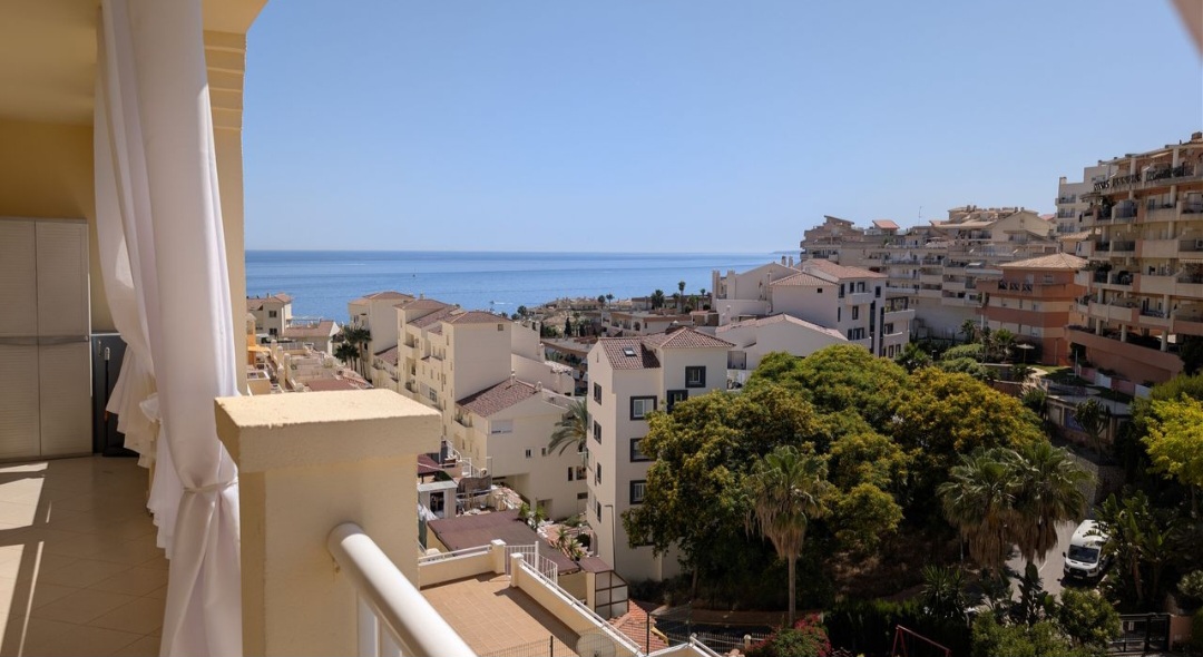 Apartamento en venta en Benalmádena con vistas al mar y a la montaña
