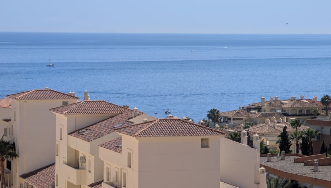 Apartamento en venta en Benalmádena con vistas al mar y a la montaña