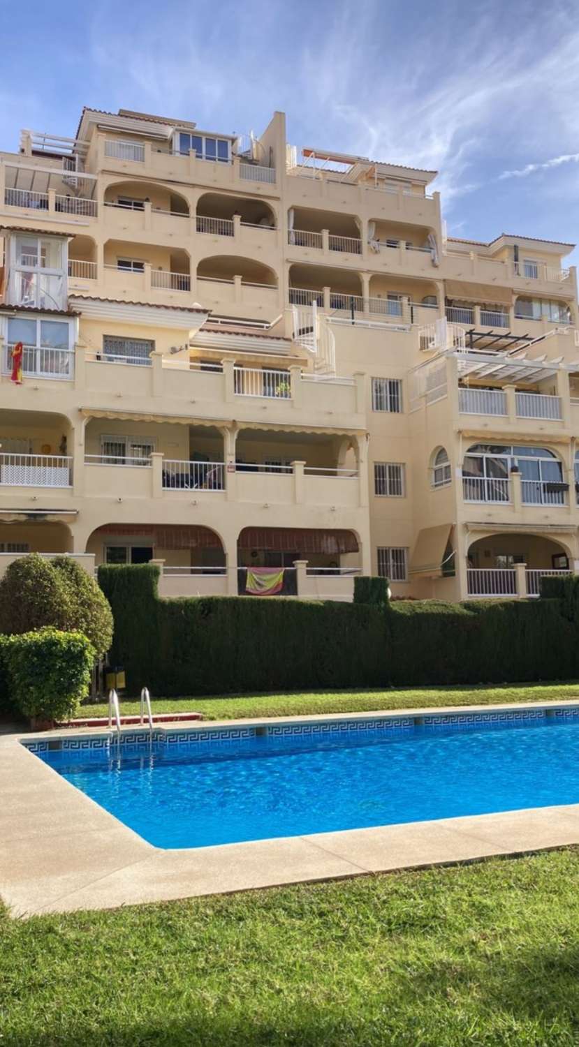 Apartamento en venta en Benalmádena con vistas al mar y a la montaña