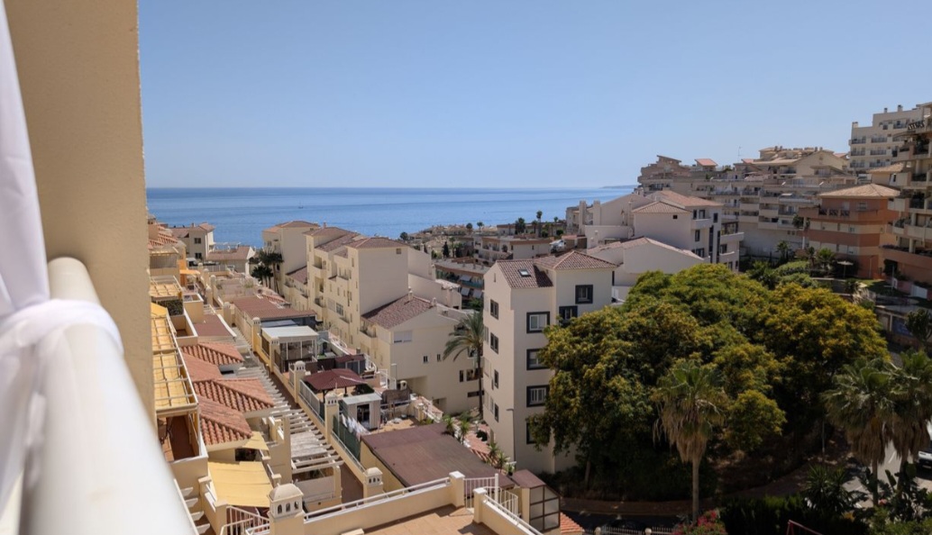 Apartamento en venta en Benalmádena con vistas al mar y a la montaña