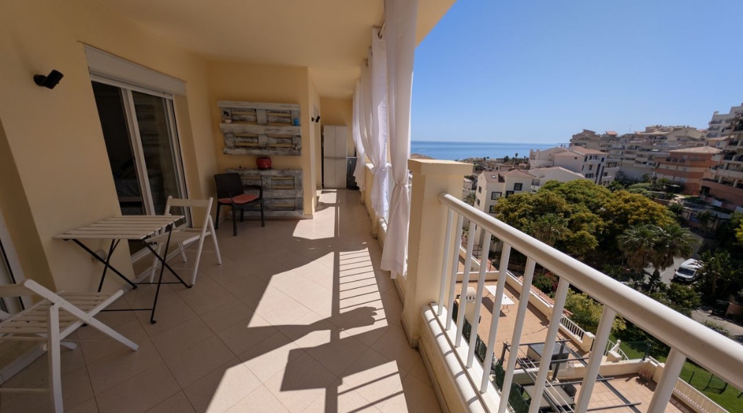 Apartamento en venta en Benalmádena con vistas al mar y a la montaña