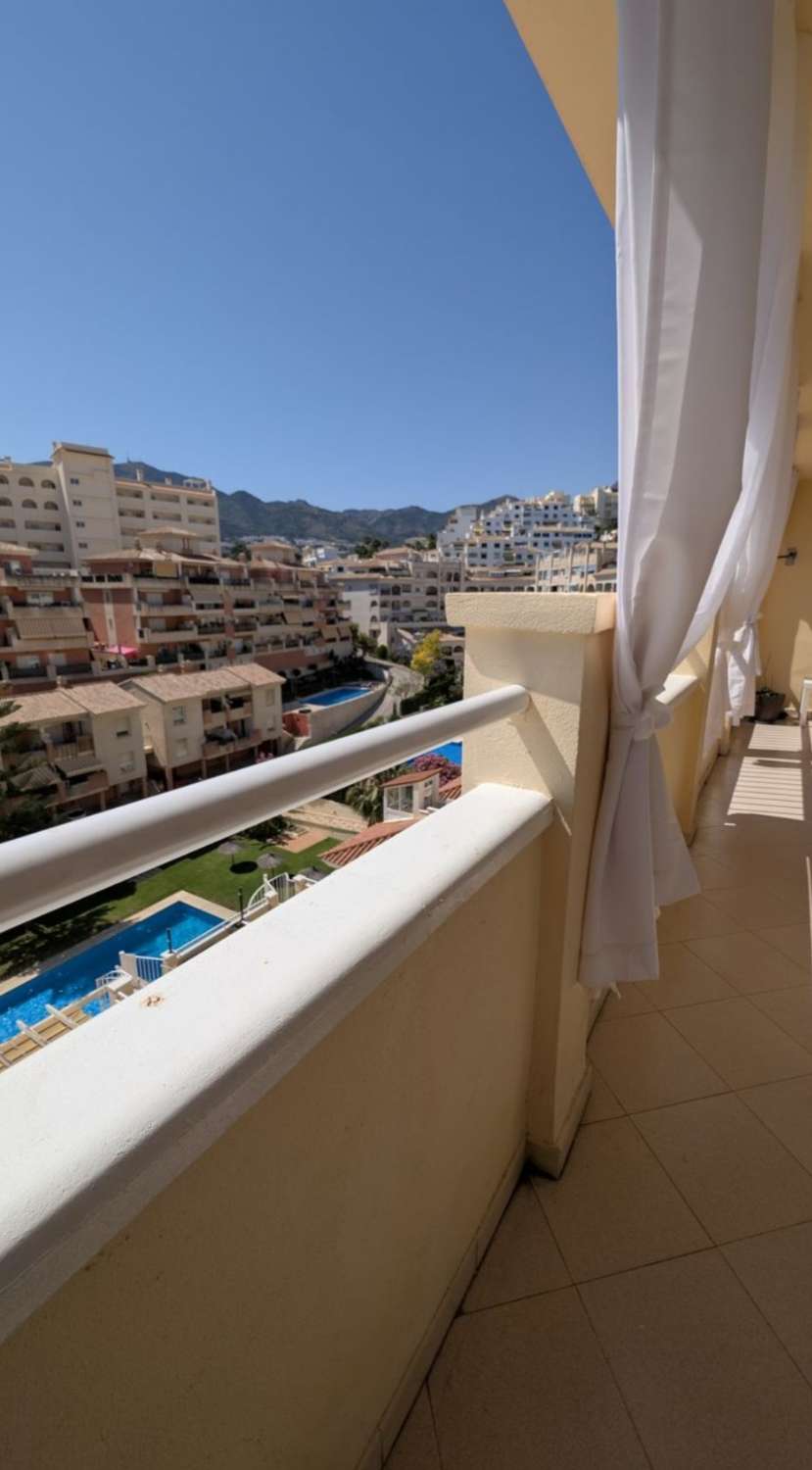 Apartamento en venta en Benalmádena con vistas al mar y a la montaña