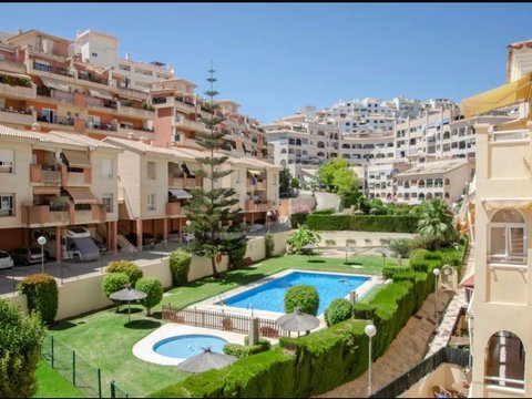 Apartamento en venta en Benalmádena con vistas al mar y a la montaña