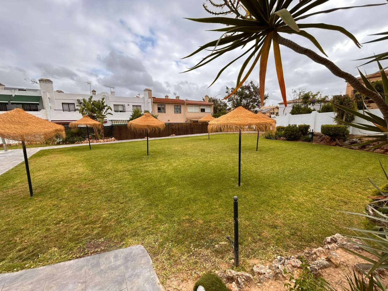 CHALET ADOSADO FAMILIAR EN ALHAURÍN DE LA TORRE CON GARAJE, SÓTANO Y PISCINA COMUNITARIA
