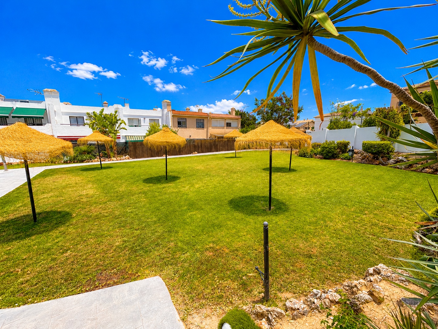 CHALET ADOSADO FAMILIAR EN ALHAURÍN DE LA TORRE CON GARAJE, SÓTANO Y PISCINA COMUNITARIA