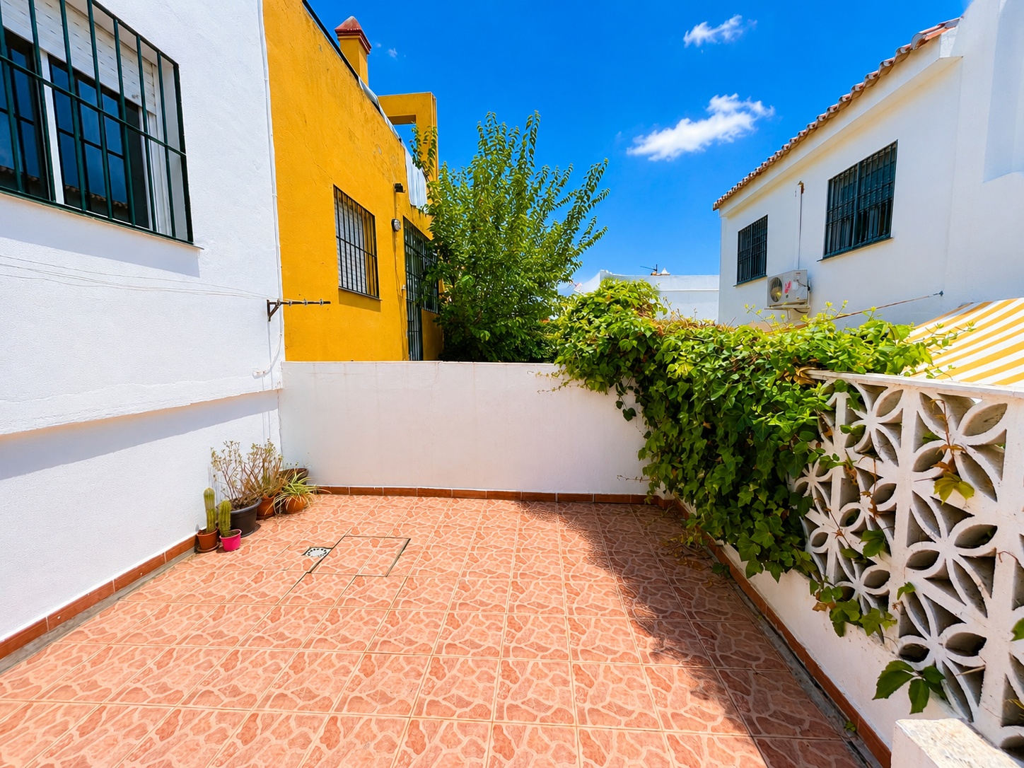 CHALET ADOSADO FAMILIAR EN ALHAURÍN DE LA TORRE CON GARAJE, SÓTANO Y PISCINA COMUNITARIA