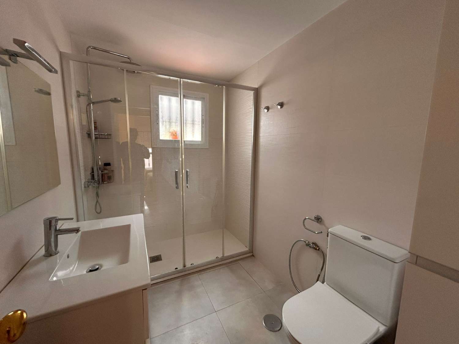 CHALET ADOSADO FAMILIAR EN ALHAURÍN DE LA TORRE CON GARAJE, SÓTANO Y PISCINA COMUNITARIA