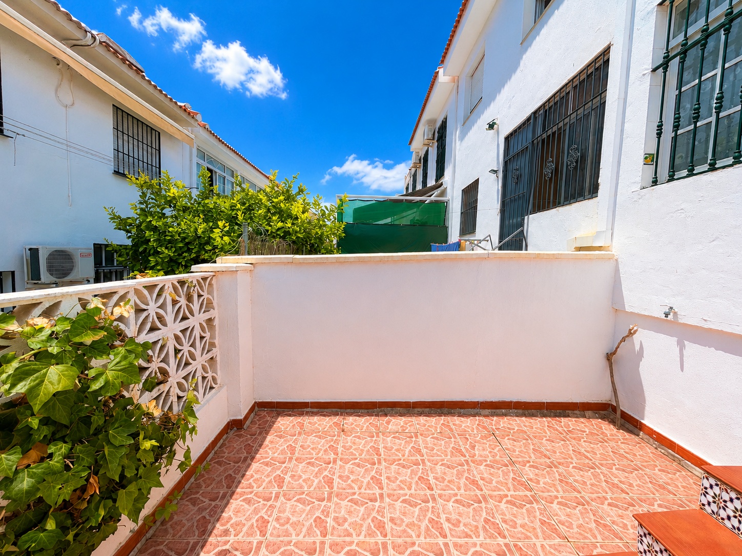 CHALET ADOSADO FAMILIAR EN ALHAURÍN DE LA TORRE CON GARAJE, SÓTANO Y PISCINA COMUNITARIA