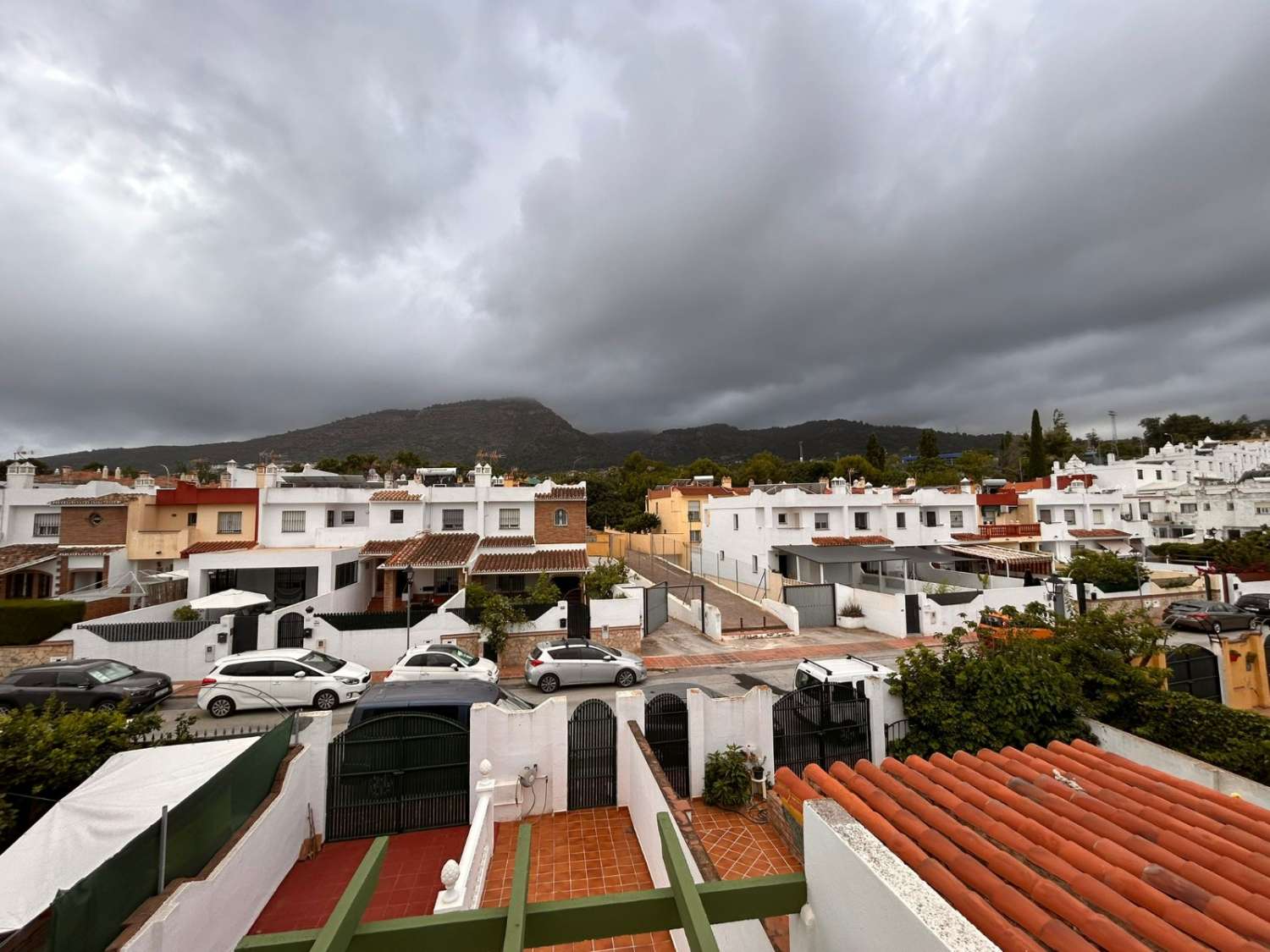 CHALET ADOSADO FAMILIAR EN ALHAURÍN DE LA TORRE CON GARAJE, SÓTANO Y PISCINA COMUNITARIA