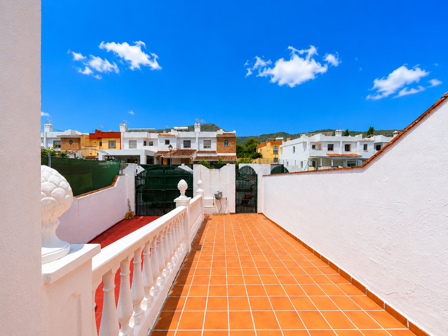 CHALET ADOSADO FAMILIAR EN ALHAURÍN DE LA TORRE CON GARAJE, SÓTANO Y PISCINA COMUNITARIA