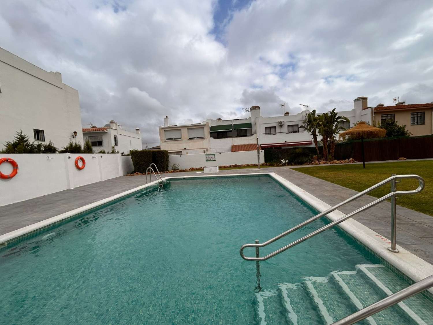CHALET ADOSADO FAMILIAR EN ALHAURÍN DE LA TORRE CON GARAJE, SÓTANO Y PISCINA COMUNITARIA