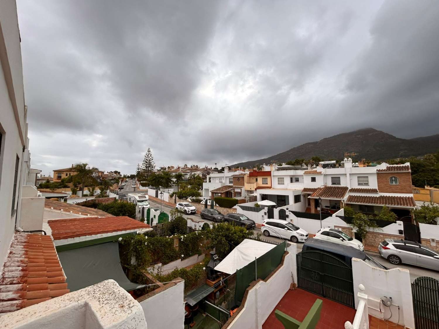 CHALET ADOSADO FAMILIAR EN ALHAURÍN DE LA TORRE CON GARAJE, SÓTANO Y PISCINA COMUNITARIA
