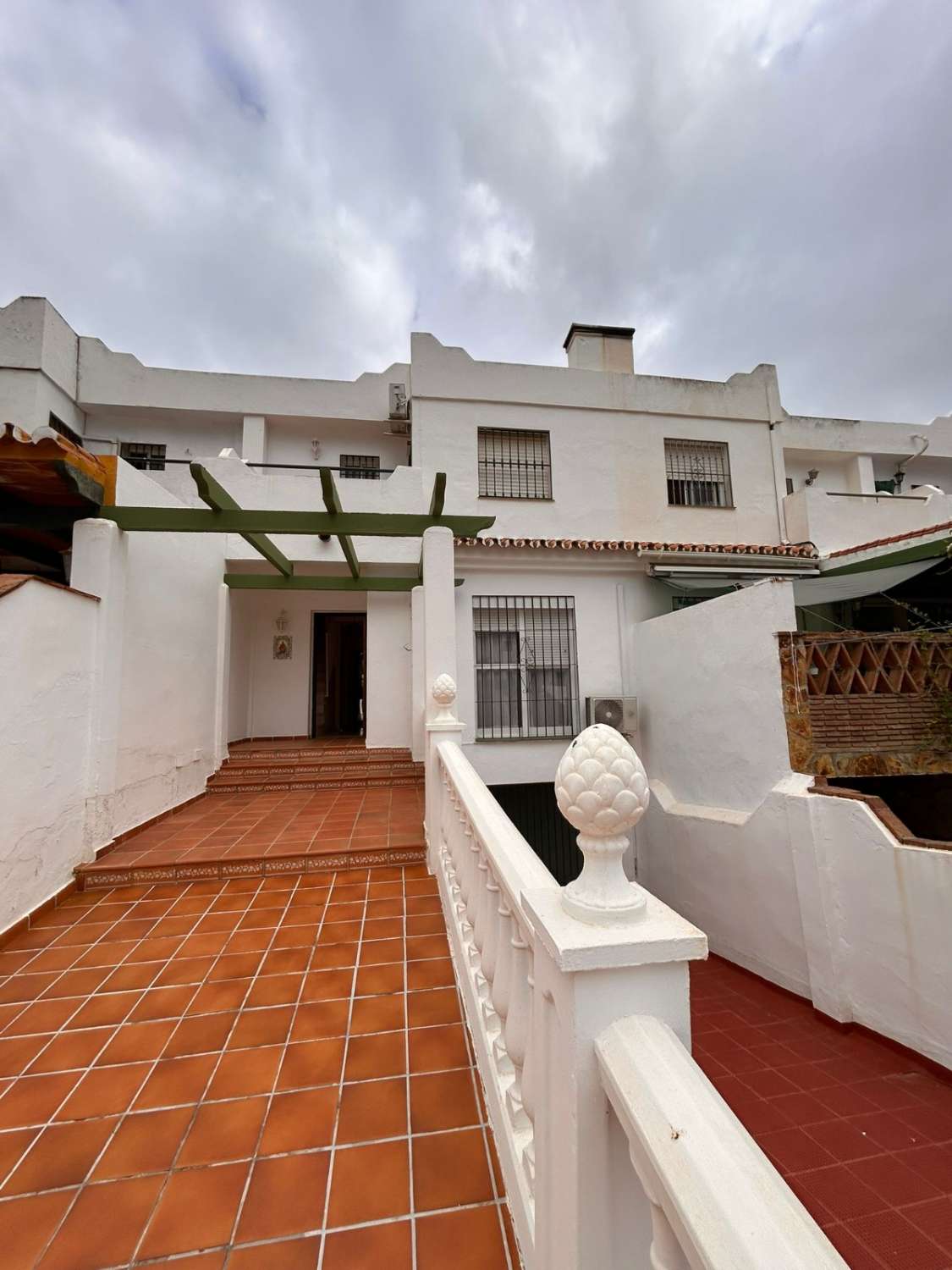 CHALET ADOSADO FAMILIAR EN ALHAURÍN DE LA TORRE CON GARAJE, SÓTANO Y PISCINA COMUNITARIA