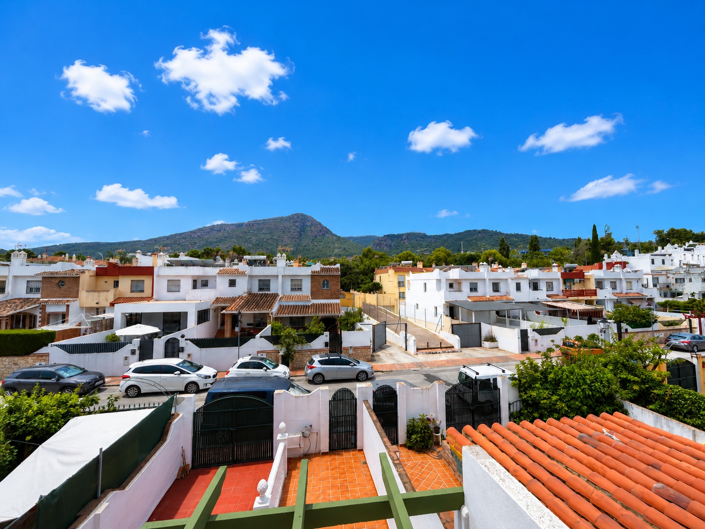 CHALET ADOSADO FAMILIAR EN ALHAURÍN DE LA TORRE CON GARAJE, SÓTANO Y PISCINA COMUNITARIA