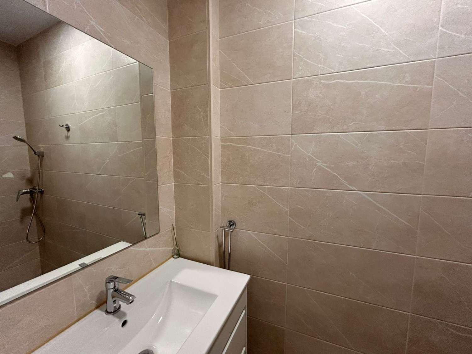 CHALET ADOSADO FAMILIAR EN ALHAURÍN DE LA TORRE CON GARAJE, SÓTANO Y PISCINA COMUNITARIA