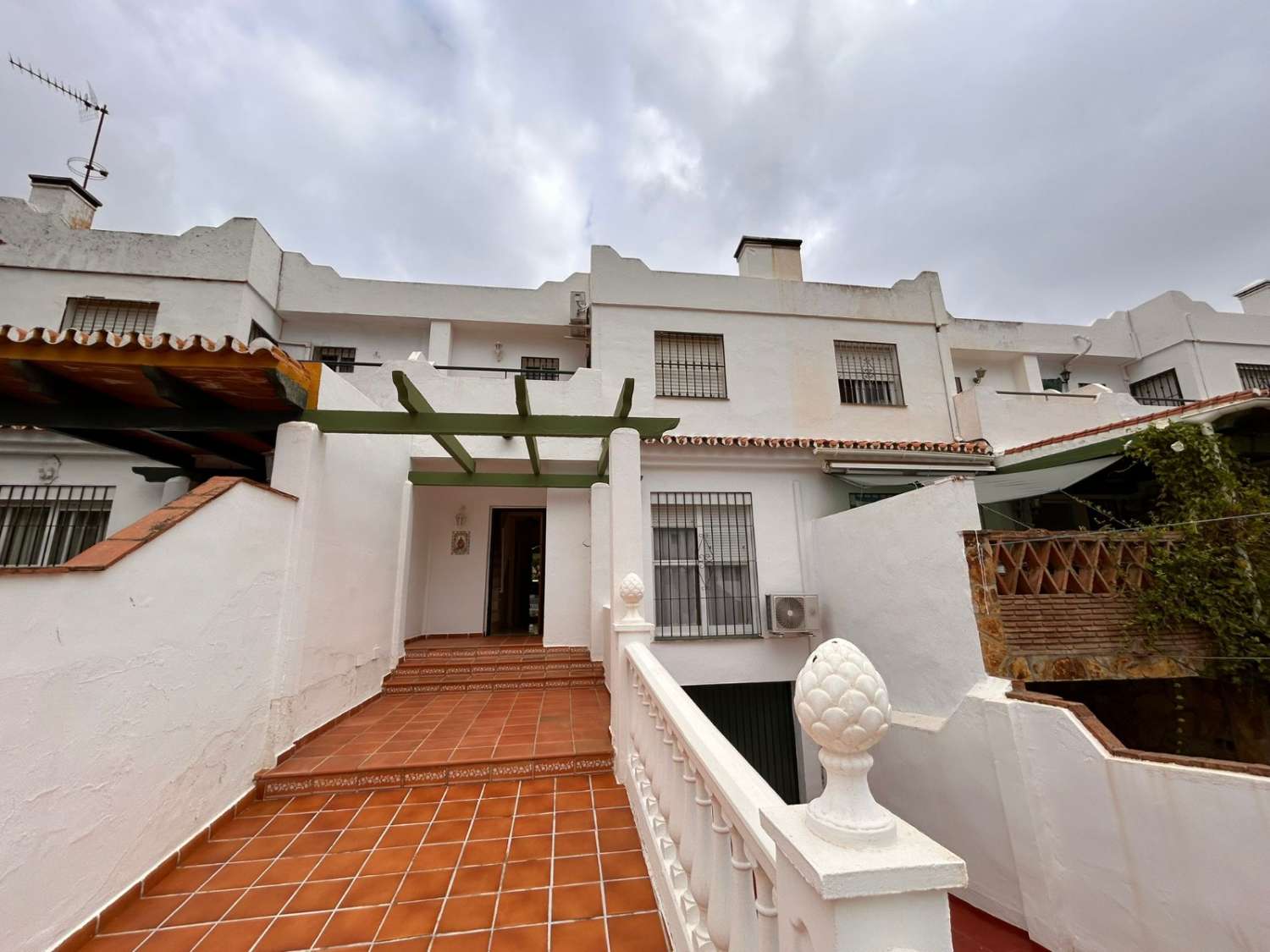 CHALET ADOSADO FAMILIAR EN ALHAURÍN DE LA TORRE CON GARAJE, SÓTANO Y PISCINA COMUNITARIA