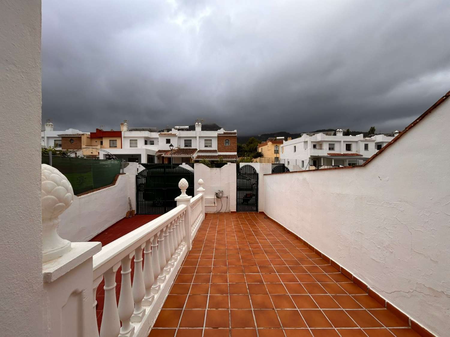 CHALET ADOSADO FAMILIAR EN ALHAURÍN DE LA TORRE CON GARAJE, SÓTANO Y PISCINA COMUNITARIA