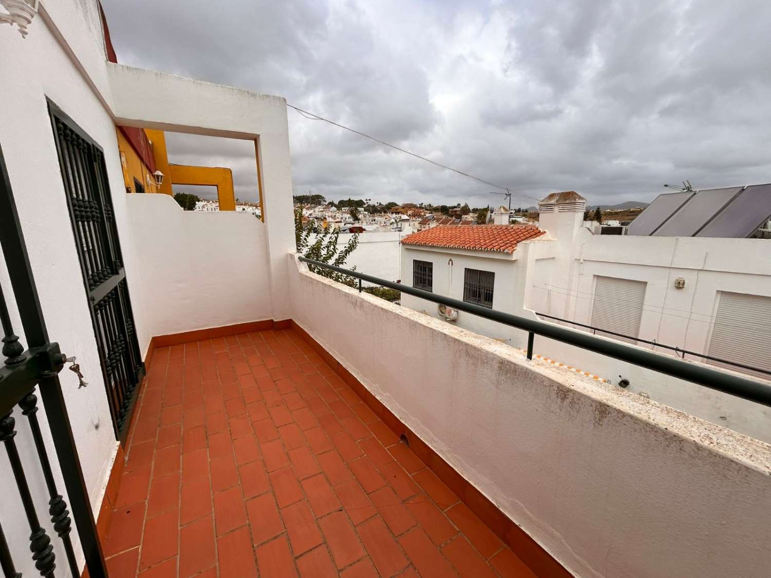 CHALET ADOSADO FAMILIAR EN ALHAURÍN DE LA TORRE CON GARAJE, SÓTANO Y PISCINA COMUNITARIA