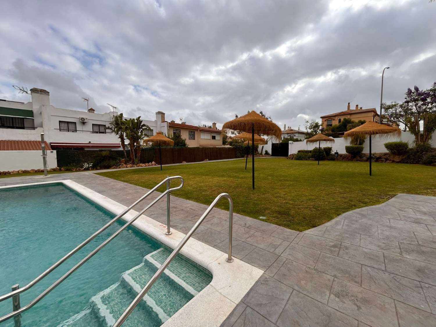 CHALET ADOSADO FAMILIAR EN ALHAURÍN DE LA TORRE CON GARAJE, SÓTANO Y PISCINA COMUNITARIA