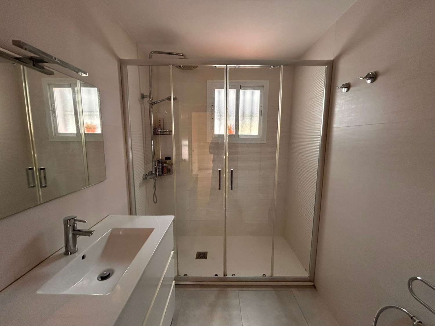 CHALET ADOSADO FAMILIAR EN ALHAURÍN DE LA TORRE CON GARAJE, SÓTANO Y PISCINA COMUNITARIA