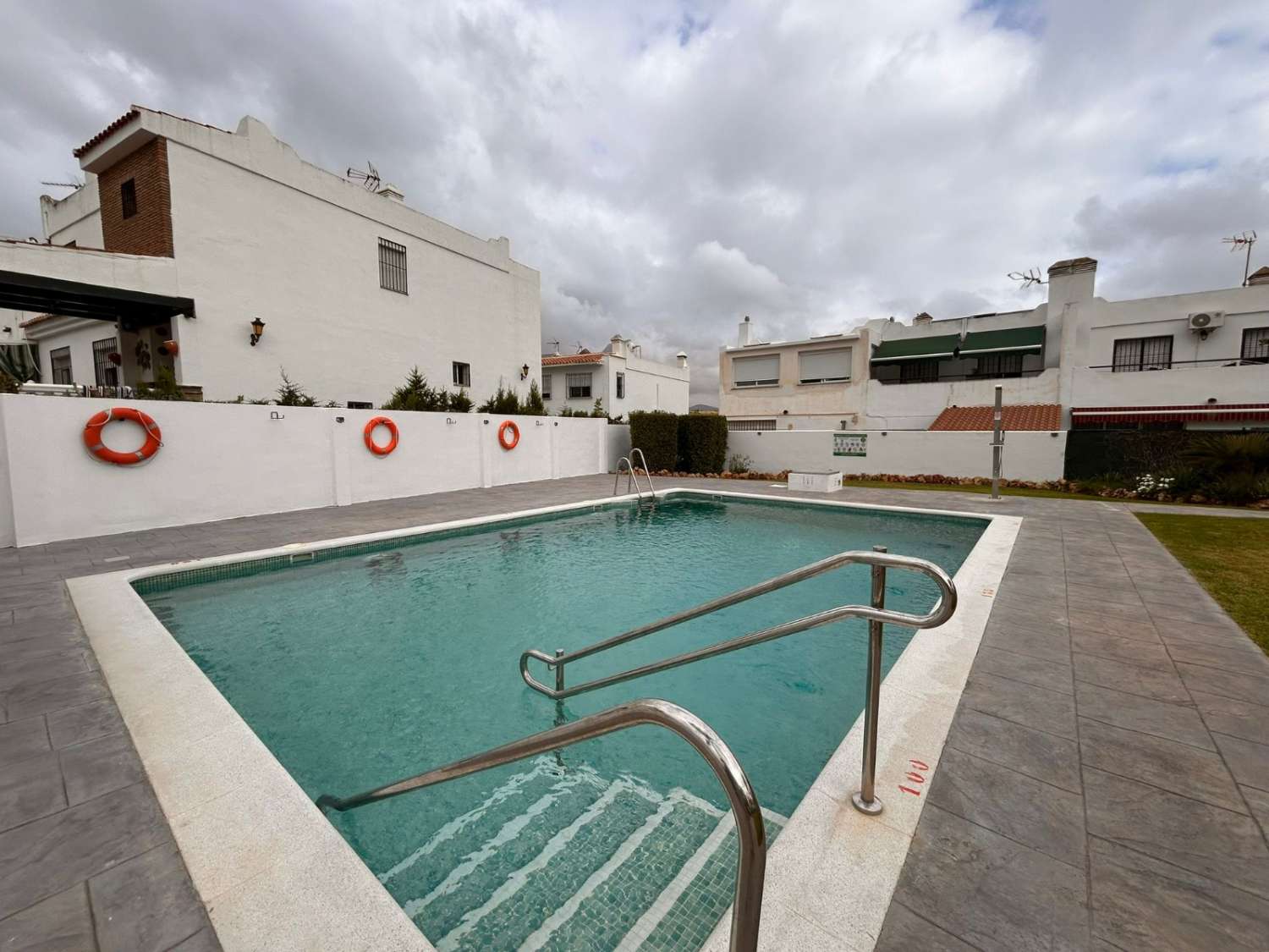 CHALET ADOSADO FAMILIAR EN ALHAURÍN DE LA TORRE CON GARAJE, SÓTANO Y PISCINA COMUNITARIA