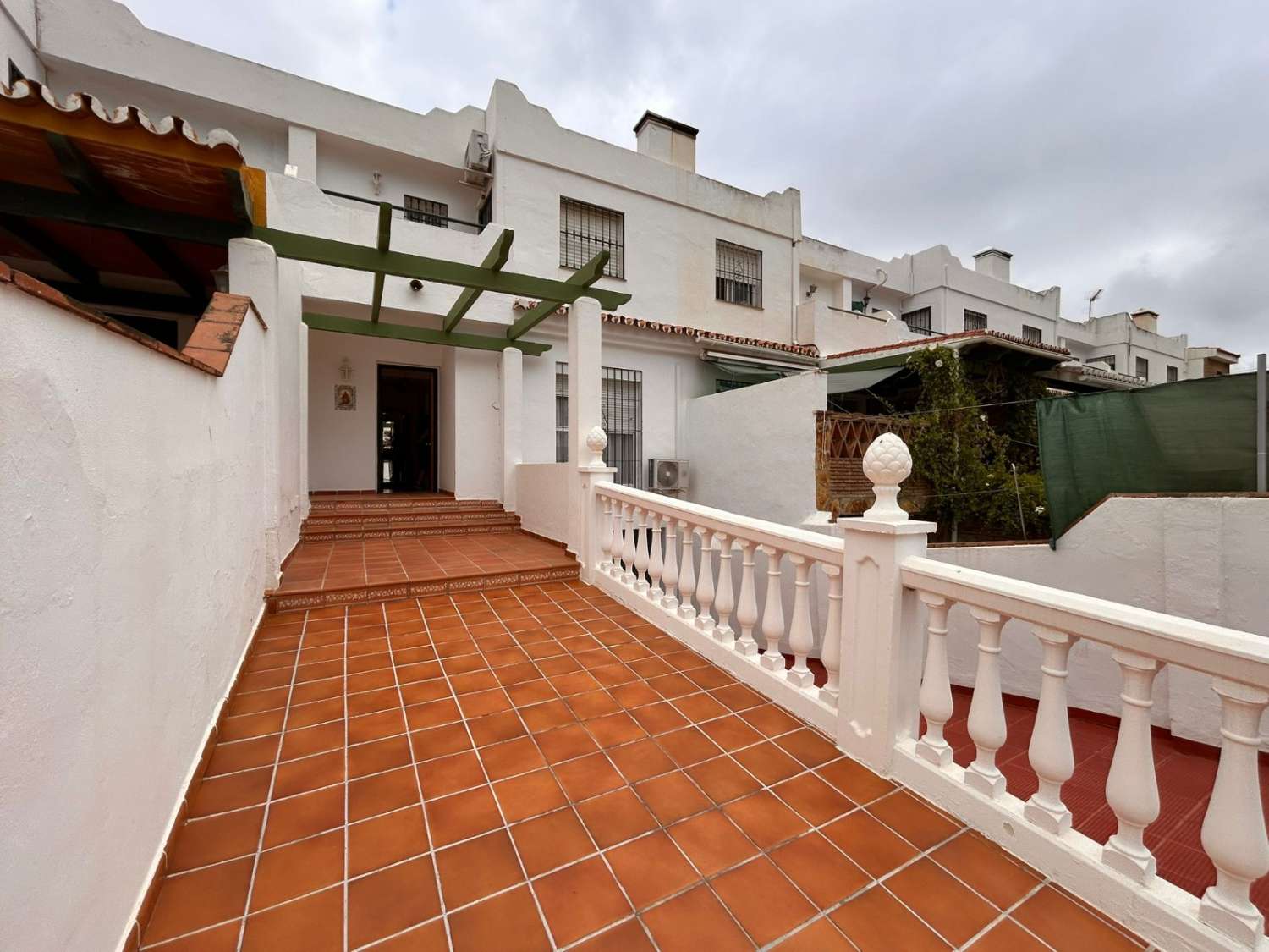 CHALET ADOSADO FAMILIAR EN ALHAURÍN DE LA TORRE CON GARAJE, SÓTANO Y PISCINA COMUNITARIA