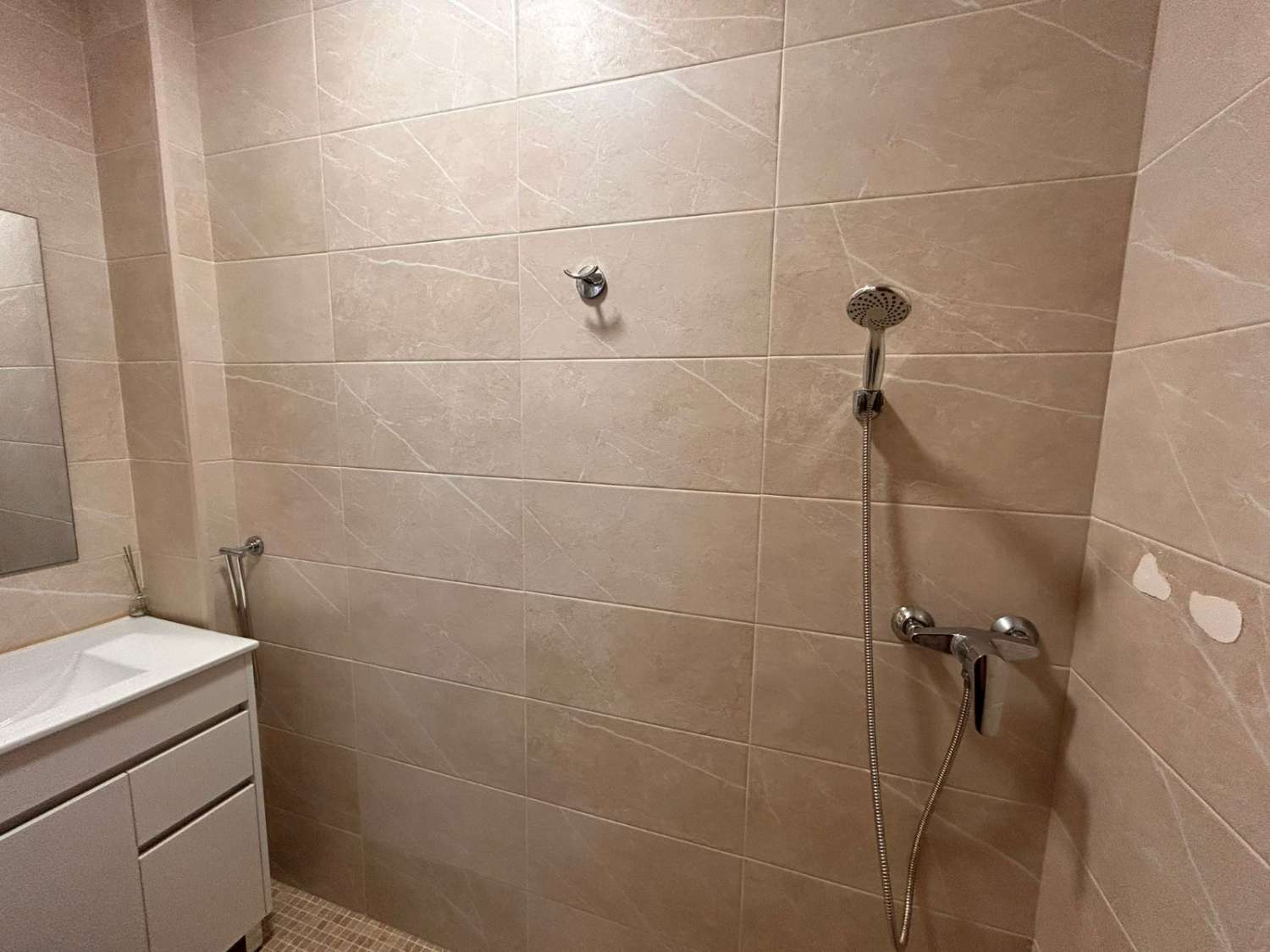 CHALET ADOSADO FAMILIAR EN ALHAURÍN DE LA TORRE CON GARAJE, SÓTANO Y PISCINA COMUNITARIA