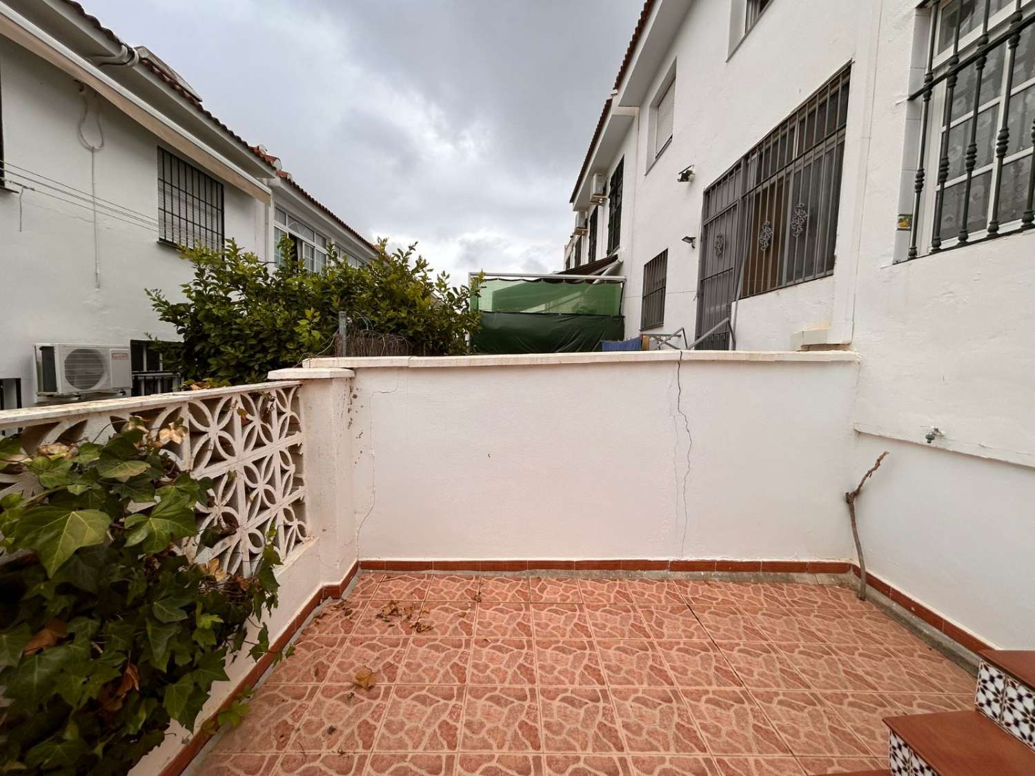 CHALET ADOSADO FAMILIAR EN ALHAURÍN DE LA TORRE CON GARAJE, SÓTANO Y PISCINA COMUNITARIA