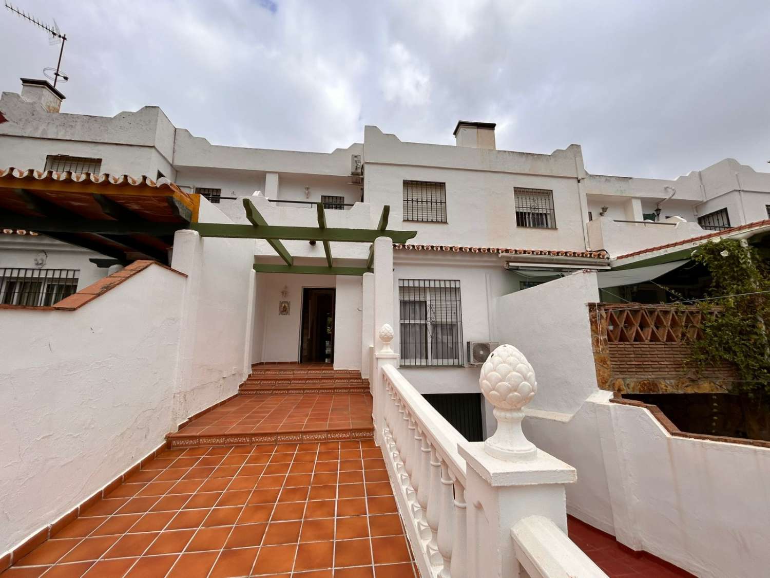 CHALET ADOSADO FAMILIAR EN ALHAURÍN DE LA TORRE CON GARAJE, SÓTANO Y PISCINA COMUNITARIA