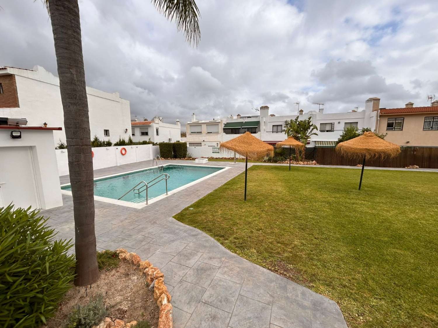 CHALET ADOSADO FAMILIAR EN ALHAURÍN DE LA TORRE CON GARAJE, SÓTANO Y PISCINA COMUNITARIA