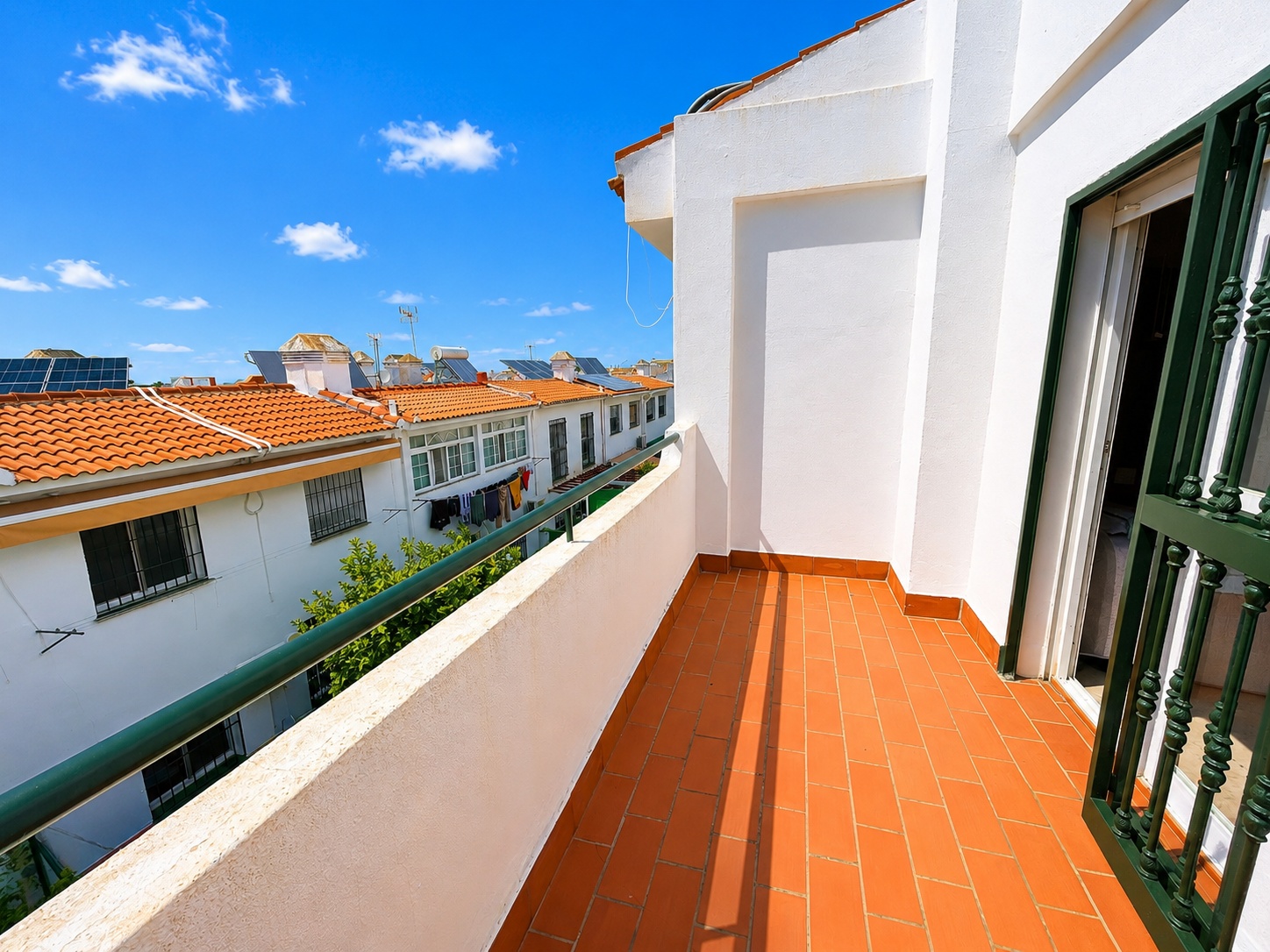 CHALET ADOSADO FAMILIAR EN ALHAURÍN DE LA TORRE CON GARAJE, SÓTANO Y PISCINA COMUNITARIA