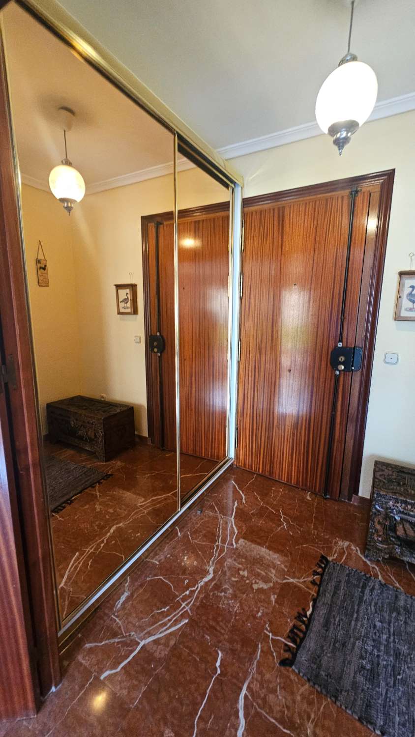 Amplio piso de 103 m² con terraza-solárium y solo dos vecinos en Torremolinos.