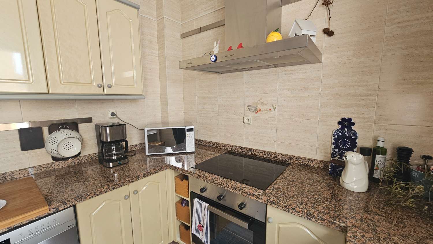Amplio piso de 103 m² con terraza-solárium y solo dos vecinos en Torremolinos.