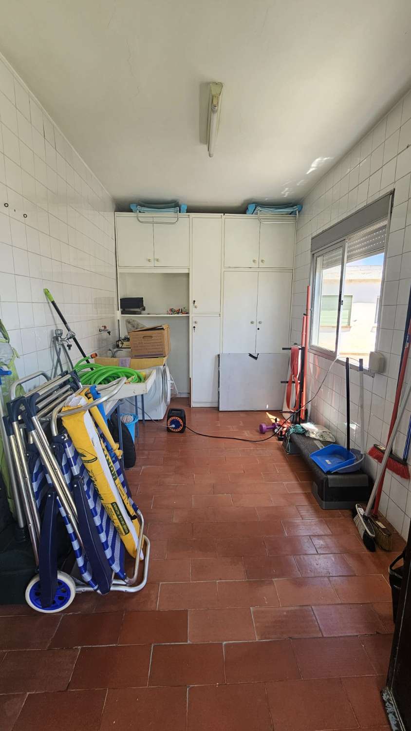 Amplio piso de 103 m² con terraza-solárium y solo dos vecinos en Torremolinos.