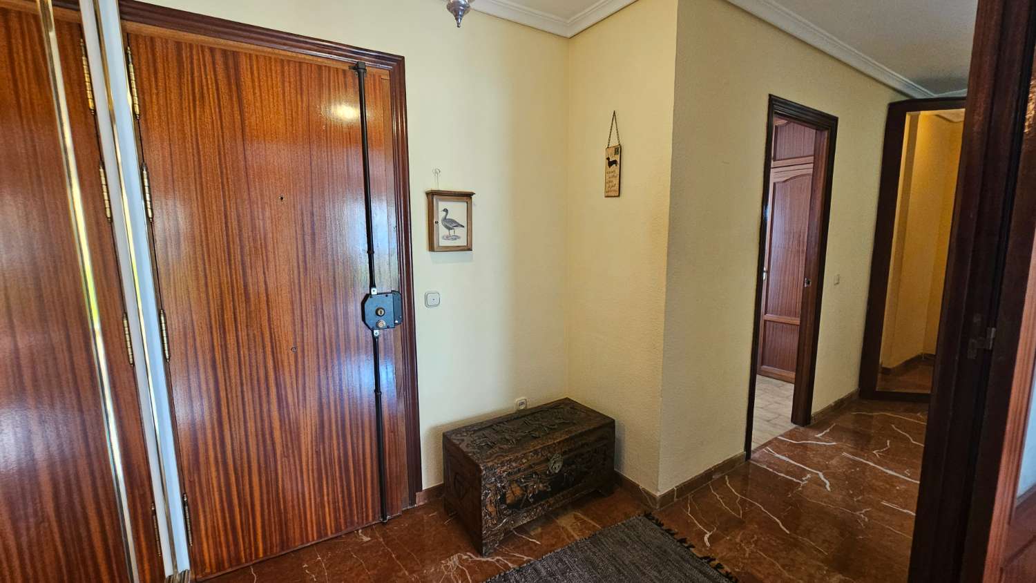 Amplio piso de 103 m² con terraza-solárium y solo dos vecinos en Torremolinos.