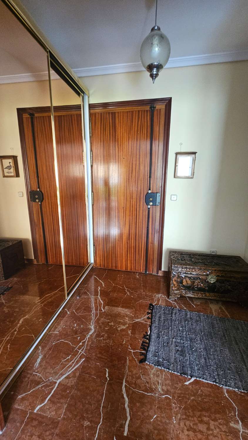 Amplio piso de 103 m² con terraza-solárium y solo dos vecinos en Torremolinos.