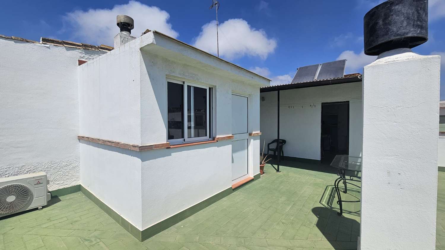 Amplio piso de 103 m² con terraza-solárium y solo dos vecinos en Torremolinos.