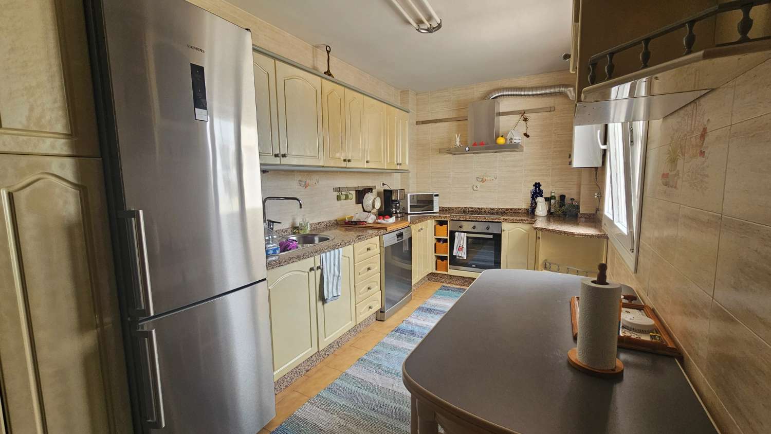 Amplio piso de 103 m² con terraza-solárium y solo dos vecinos en Torremolinos.