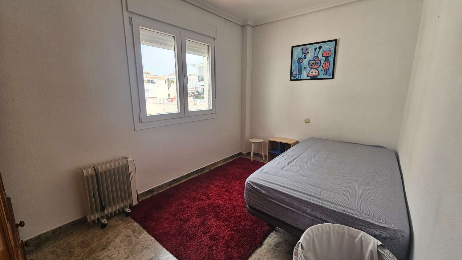Amplio piso de 103 m² con terraza-solárium y solo dos vecinos en Torremolinos.