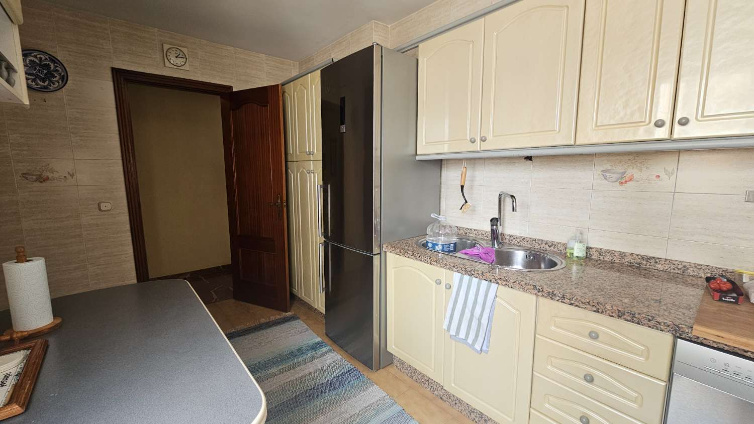 Amplio piso de 103 m² con terraza-solárium y solo dos vecinos en Torremolinos.