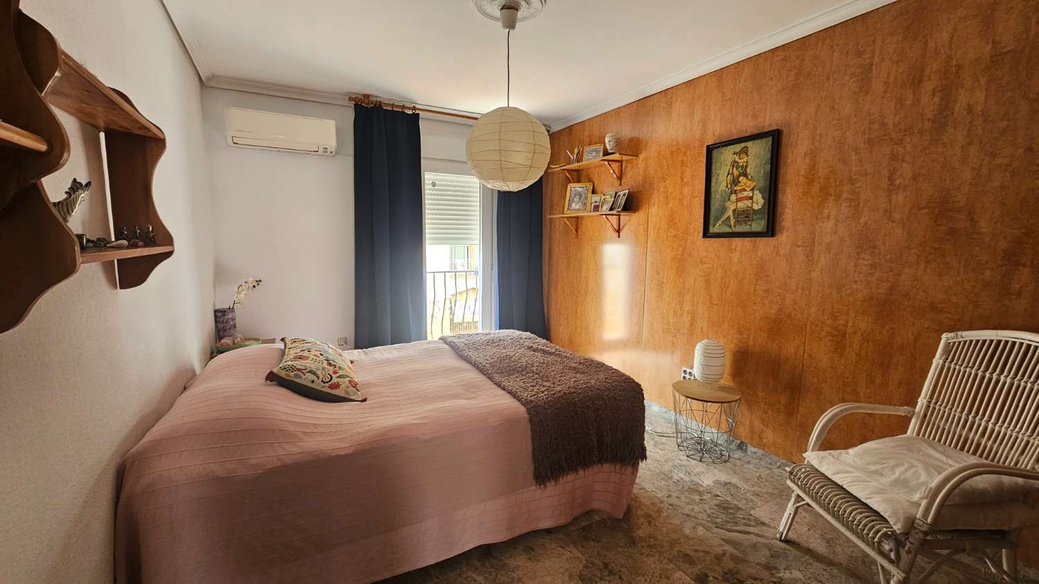 Amplio piso de 103 m² con terraza-solárium y solo dos vecinos en Torremolinos.