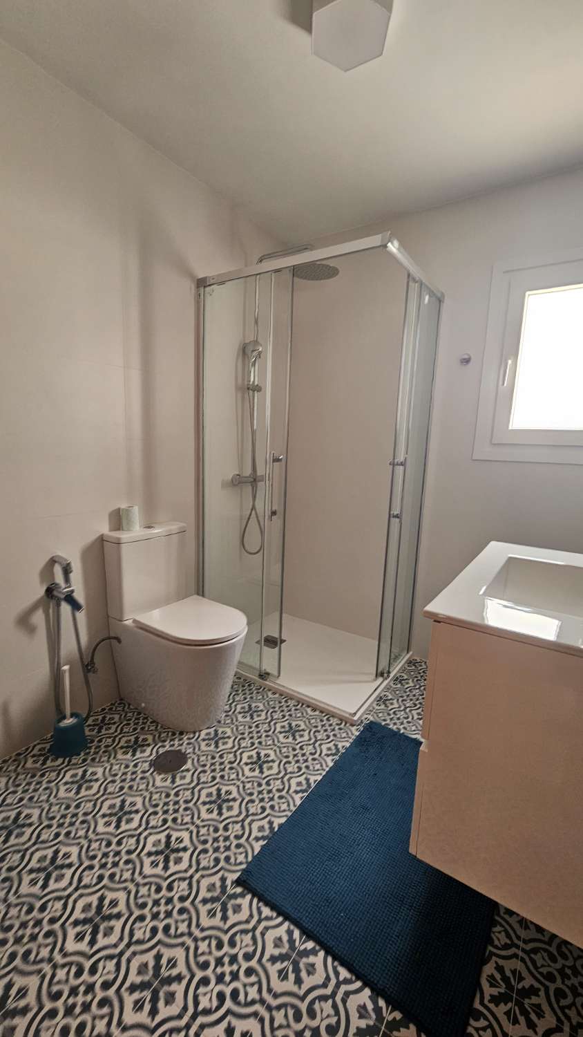 Amplio piso de 103 m² con terraza-solárium y solo dos vecinos en Torremolinos.