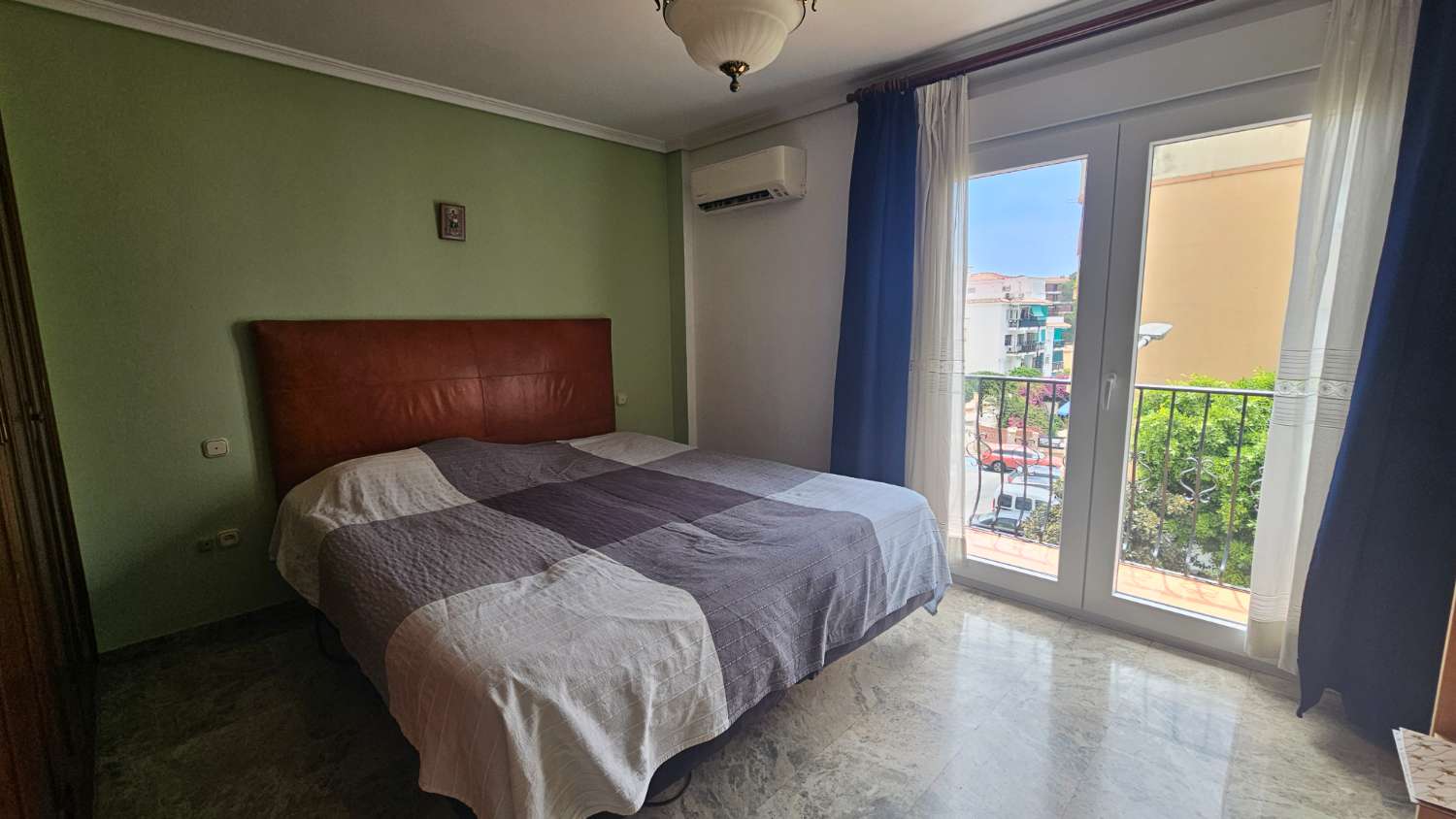 Amplio piso de 103 m² con terraza-solárium y solo dos vecinos en Torremolinos.