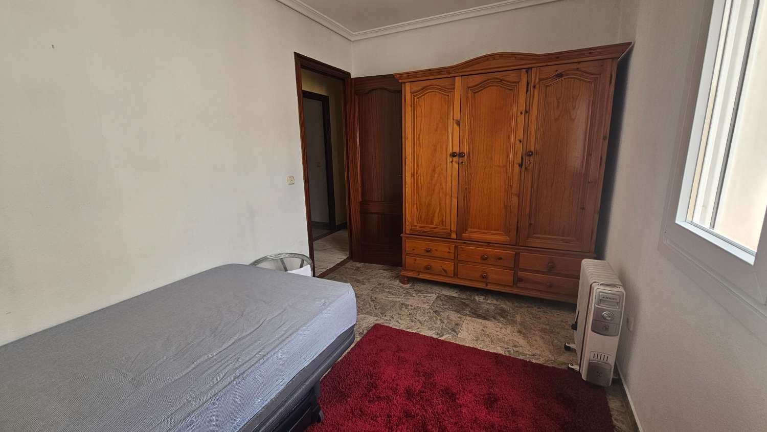 Amplio piso de 103 m² con terraza-solárium y solo dos vecinos en Torremolinos.