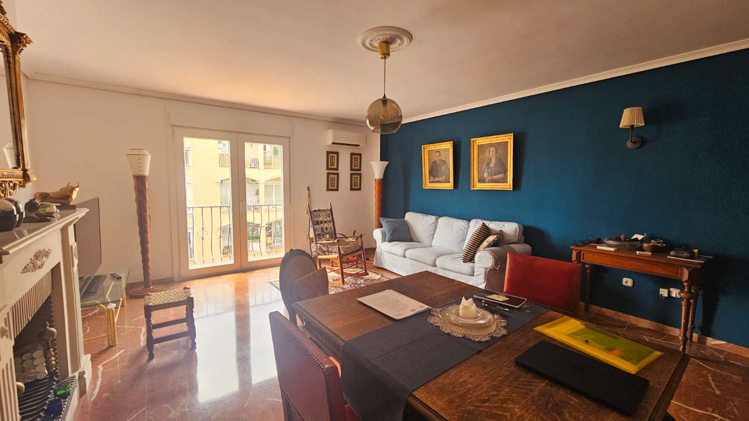 Amplio piso de 103 m² con terraza-solárium y solo dos vecinos en Torremolinos.