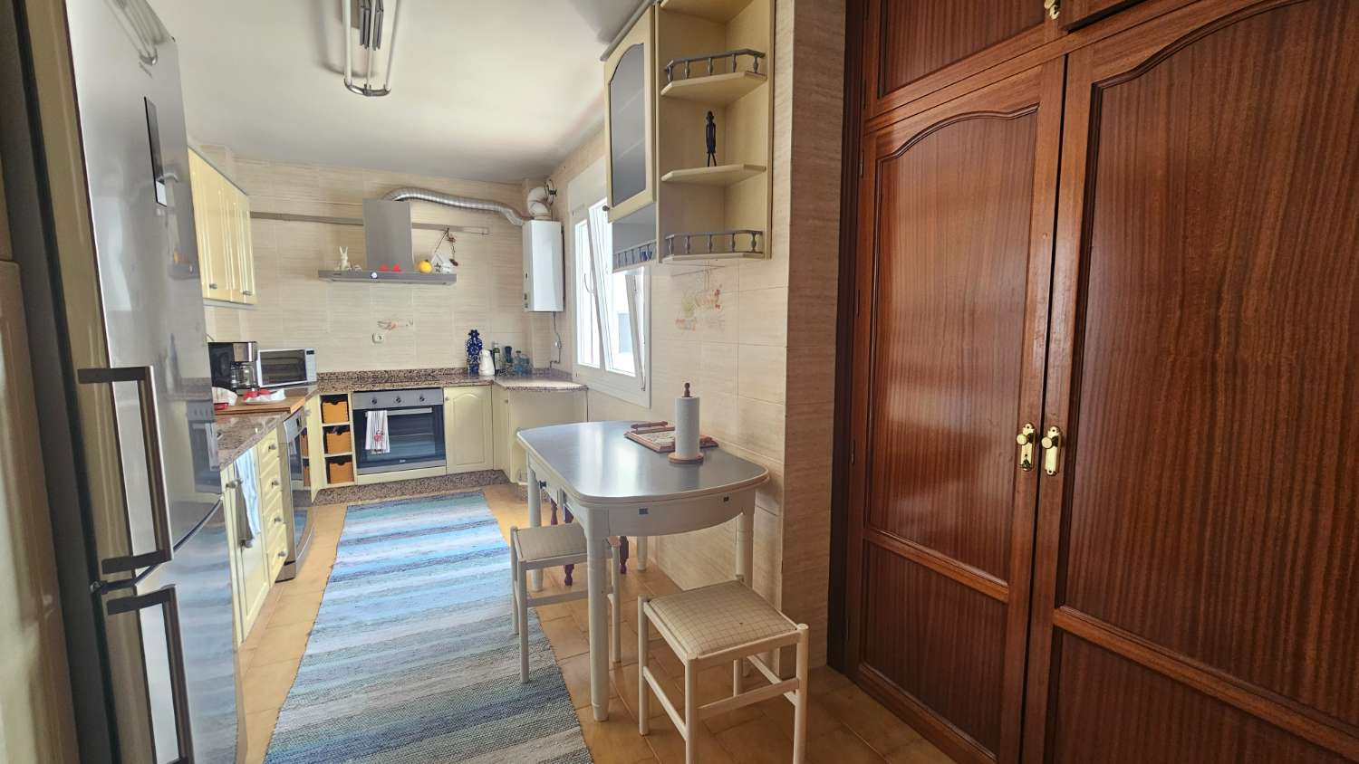 Amplio piso de 103 m² con terraza-solárium y solo dos vecinos en Torremolinos.