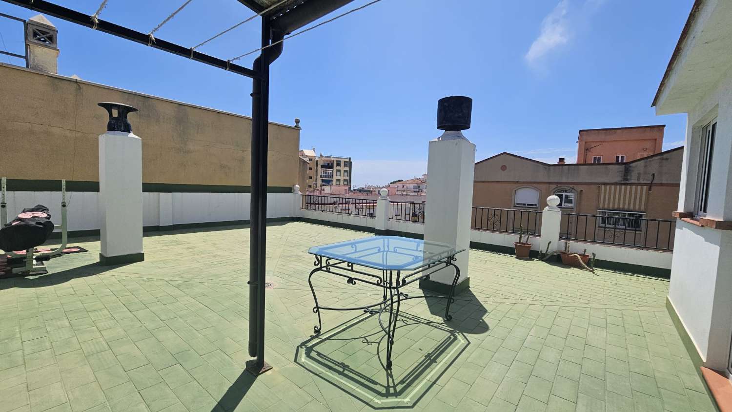 Amplio piso de 103 m² con terraza-solárium y solo dos vecinos en Torremolinos.