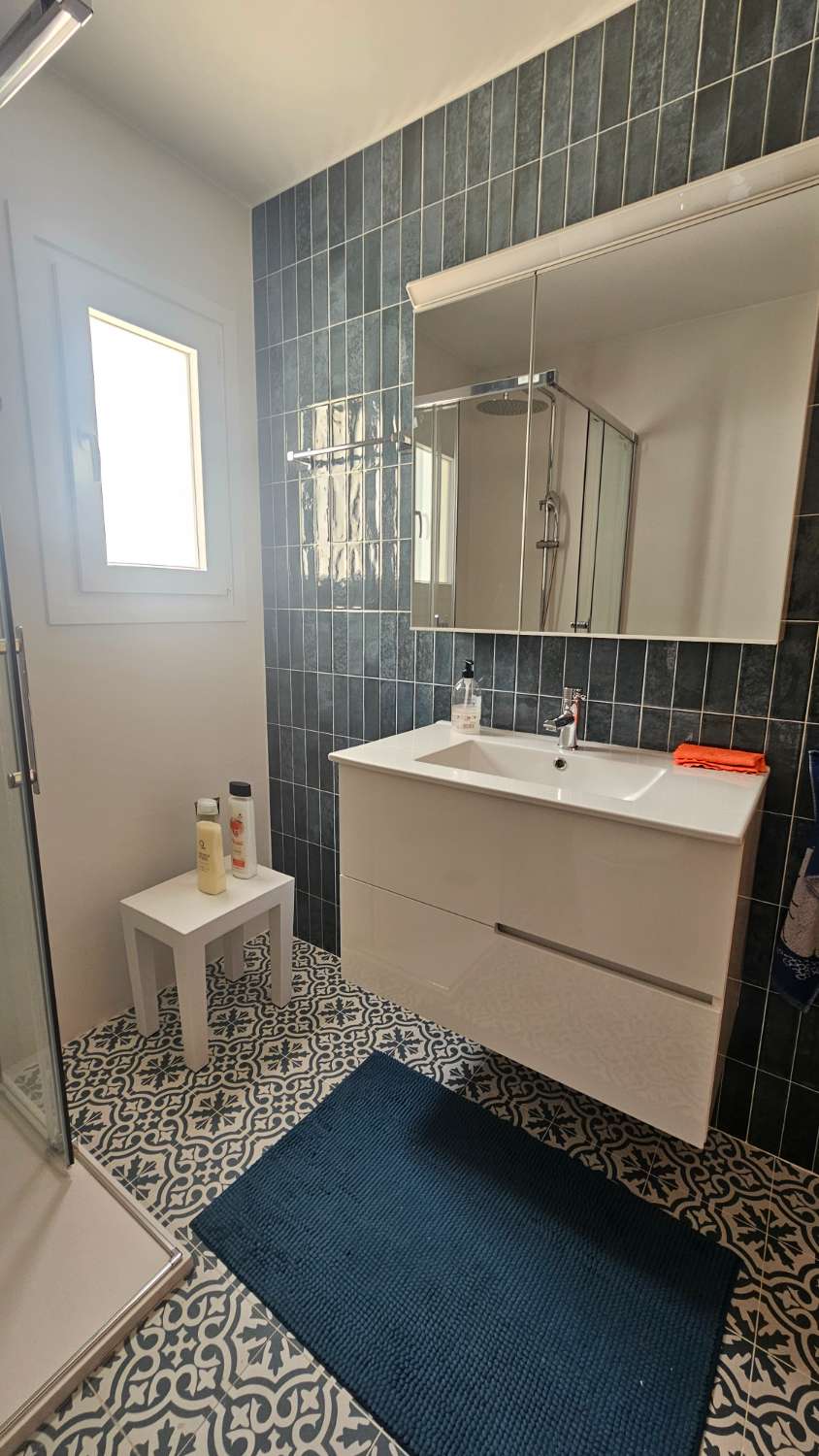 Amplio piso de 103 m² con terraza-solárium y solo dos vecinos en Torremolinos.