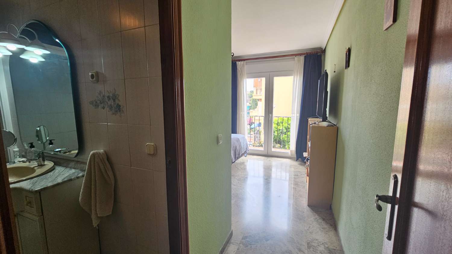Amplio piso de 103 m² con terraza-solárium y solo dos vecinos en Torremolinos.